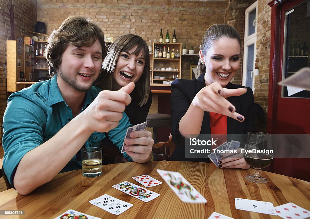 Grupo de amigos jugando cartas - Foto de stock de 25-29 años libre de derechos