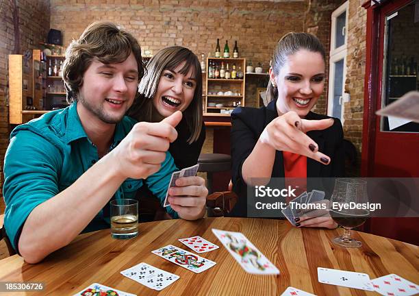 Grupo De Amigos Jugando Cartas Foto de stock y más banco de imágenes de 25-29 años - 25-29 años, Actividades recreativas, Adulto