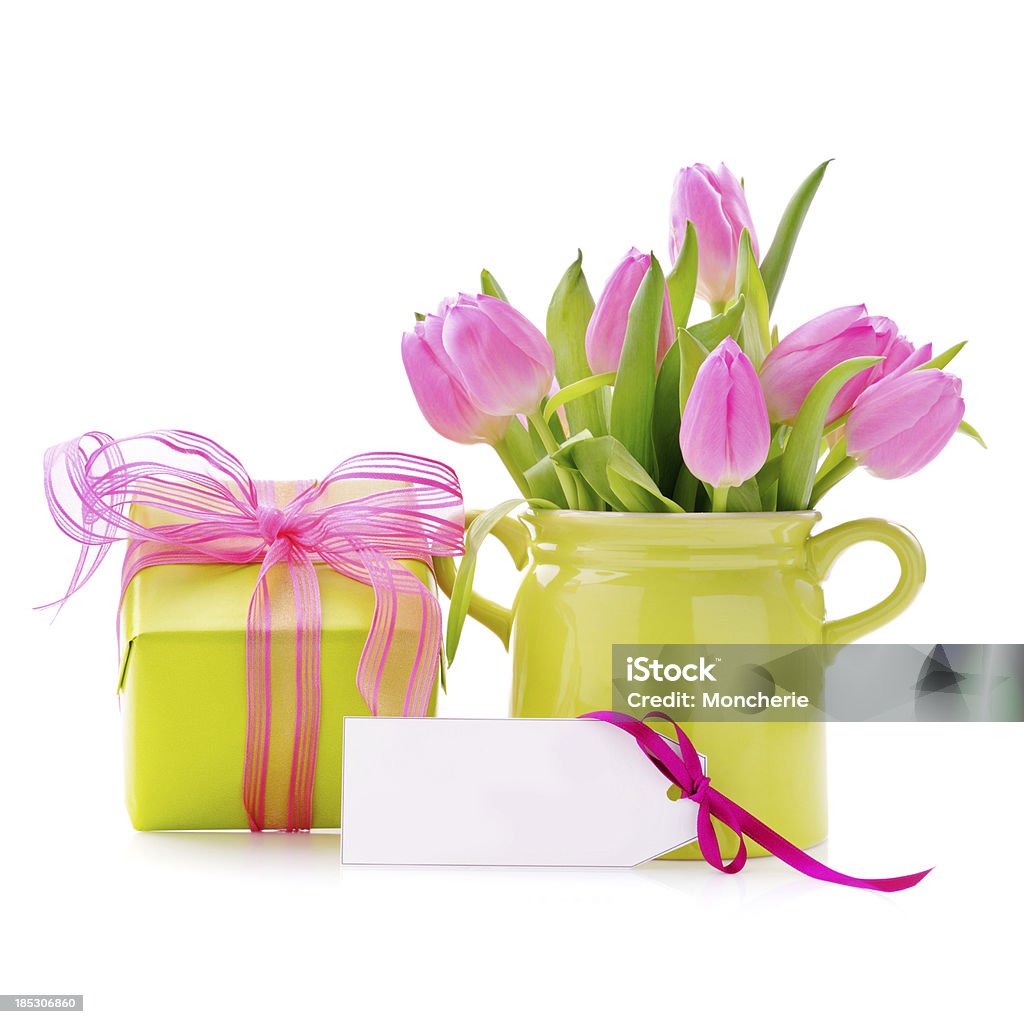 Geschenk-box mit einer leeren Karte und Tulpen - Lizenzfrei Ausgepackt Stock-Foto