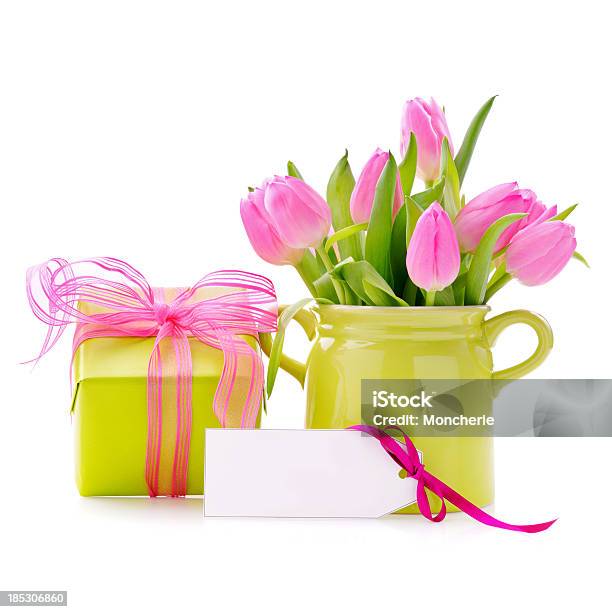 Caja De Regalo Con Una Tarjeta De Vacío Y Tulipanes Foto de stock y más banco de imágenes de Blanco - Color