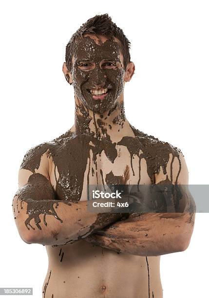 Hombre Con Mud Spa Foto de stock y más banco de imágenes de 20 a 29 años - 20 a 29 años, Adulto, Adulto joven