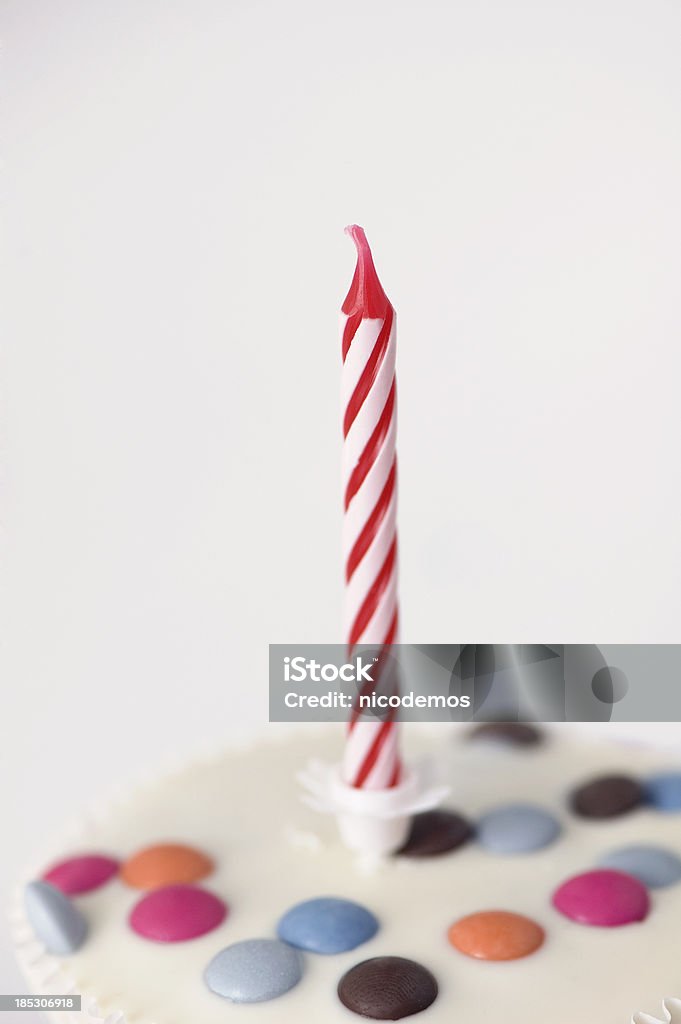 Vela rojo sobre un panecillo - Foto de stock de Tarjeta de cumpleaños libre de derechos