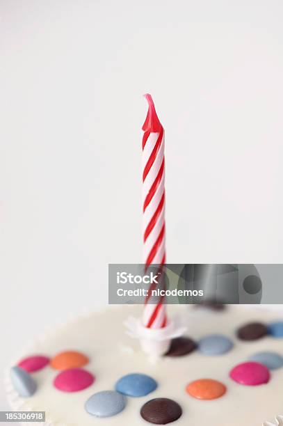 Vela Rojo Sobre Un Panecillo Foto de stock y más banco de imágenes de Tarjeta de cumpleaños - Tarjeta de cumpleaños, Primer cumpleaños, Celebración - Acontecimiento