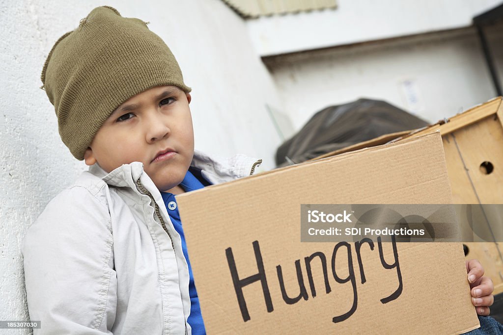 Garoto segurando uma placa de papelão com fome - Foto de stock de Criança royalty-free