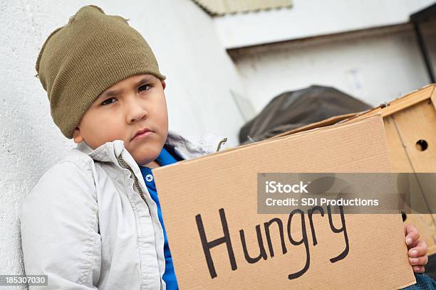 Foto de Garoto Segurando Uma Placa De Papelão Com Fome e mais fotos de stock de Criança - Criança, Sem Teto, Arrecadação de alimentos