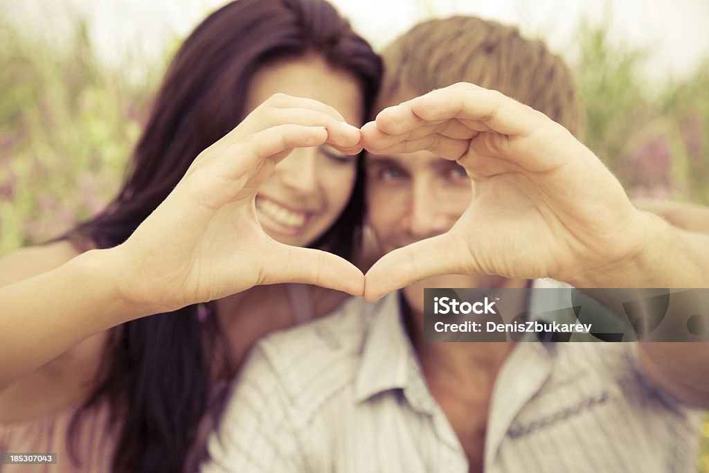 Pareja en forma de corazón de las manos - Foto de stock de De ascendencia europea libre de derechos