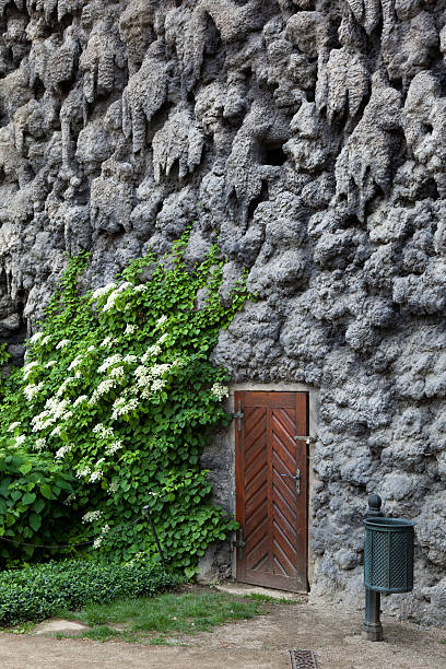 dripstone pared en el jardín wallenstein y palace, prague - dripstone fotografías e imágenes de stock