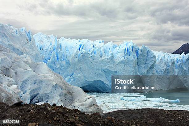 氷の洞窟 - アルゼンチンのストックフォトや画像を多数ご用意 - アルゼンチン, カラー画像, サンタクルス州