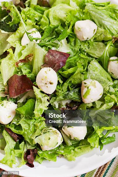Photo libre de droit de Salade Verte Avec Bébé Mozzarella banque d'images et plus d'images libres de droit de Aliment - Aliment, Aliment en portion, Aliments et boissons