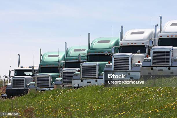 Zaparkowany Samochód Kabiny Pół - zdjęcia stockowe i więcej obrazów Ciężarówka transportowa - Ciężarówka transportowa, Bez ludzi, Ciężarówka