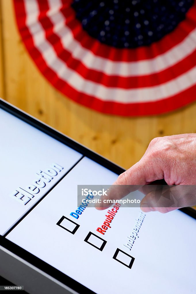 Votazione elettronica-mano - Foto stock royalty-free di Adulto