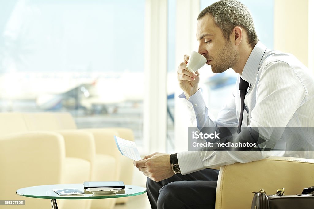 Café en el aeropuerto - Foto de stock de Sala de embarque del aeropuerto libre de derechos