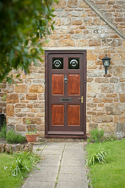 front entrée - doorstep door knocker door england photos et images de collection