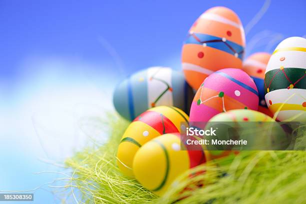 Foto de Ovos De Páscoa Coloridos e mais fotos de stock de Arte - Arte, Arte e Artesanato - Assunto, Azul