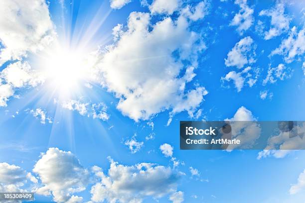 Sol En El Cielo Foto de stock y más banco de imágenes de Abierto - Abierto, Aire libre, Azul