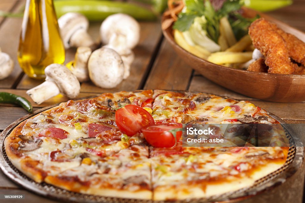 Pizza und Chicken Fingers - Lizenzfrei Pizza Stock-Foto