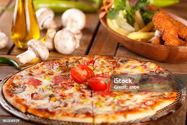 Foto de Pizza Com Iscas De Peito De Frango e mais fotos de stock de Cheio - Cheio, Pizza, Alimentação Não-saudável