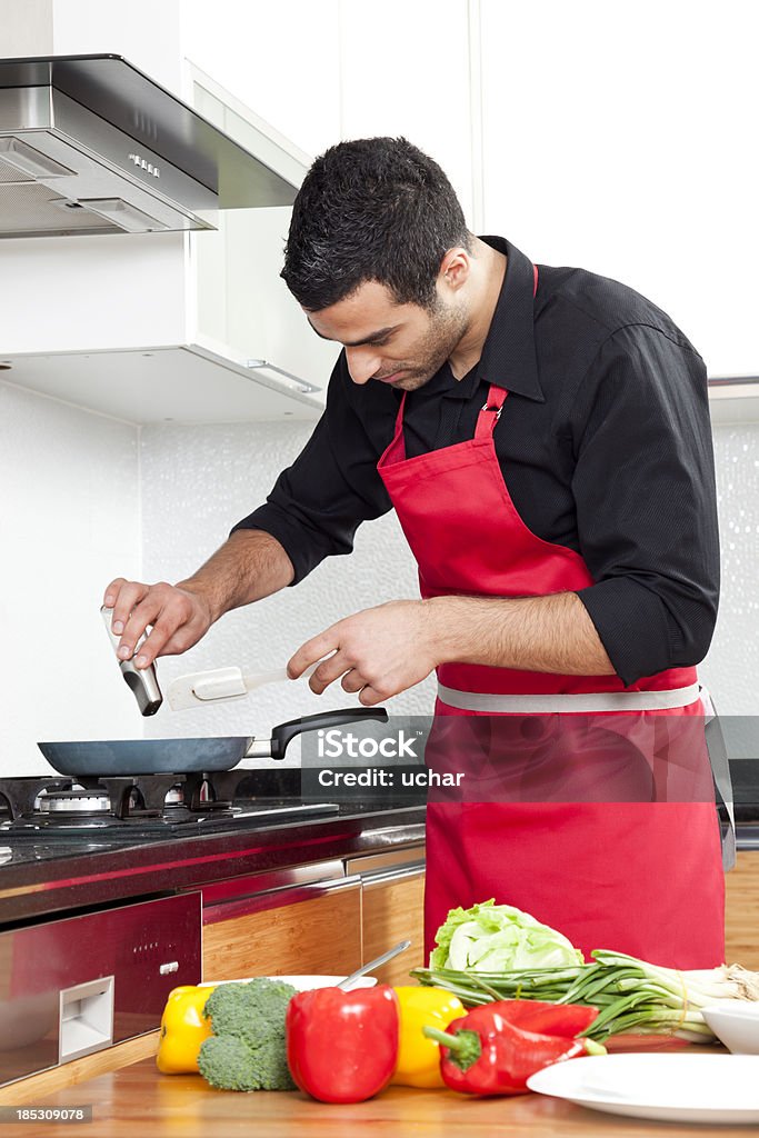 chef cozinhar carne é mais sal - Foto de stock de 20 Anos royalty-free