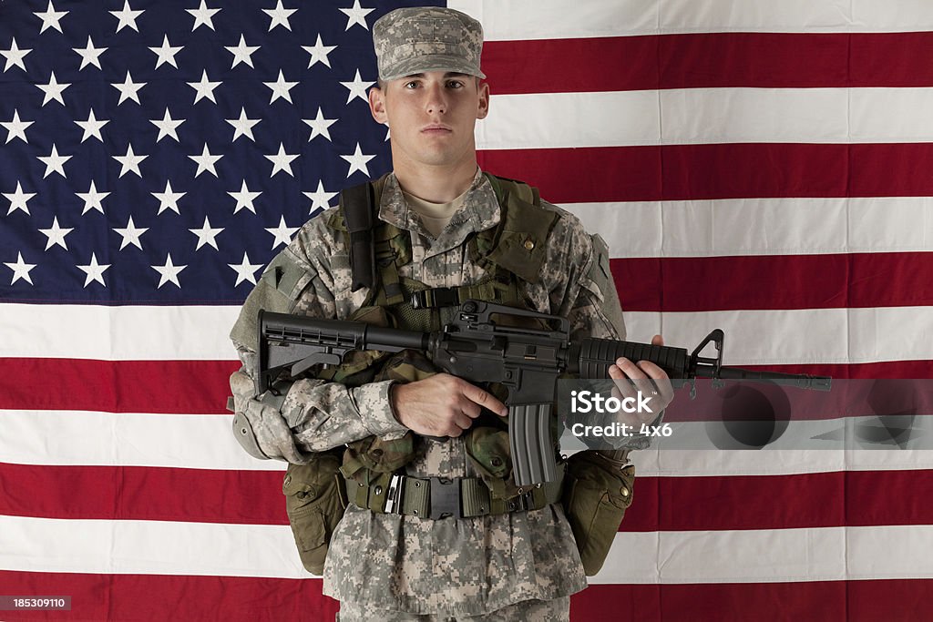 Exército homem de pé em frente da Bandeira dos Estados Unidos da América - Royalty-free Carregar Foto de stock