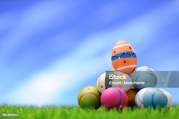 Coloridos Huevos De Pascua Foto de stock y más banco de imágenes de Acontecimiento - Acontecimiento, Aire libre, Arte