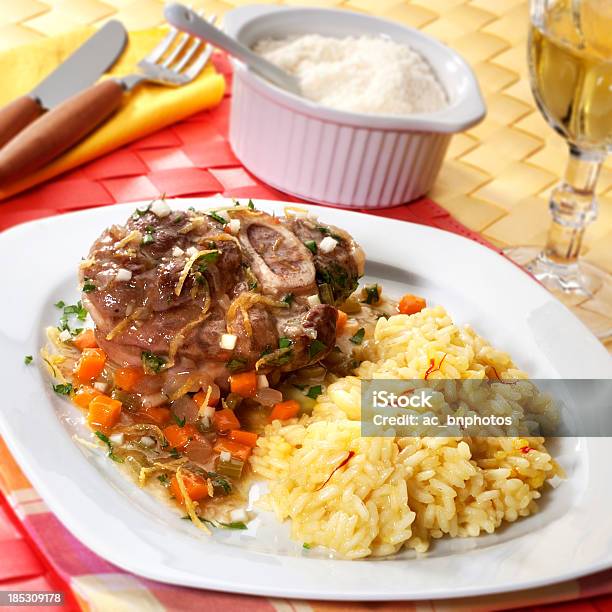 Osso Buco Con Risotto Foto de stock y más banco de imágenes de Arroz - Comida básica - Arroz - Comida básica, Carne de vaca, Pierna de carne