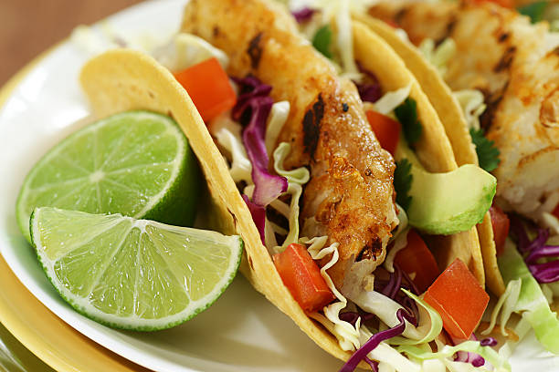 tacos de poisson - fish tacos photos et images de collection