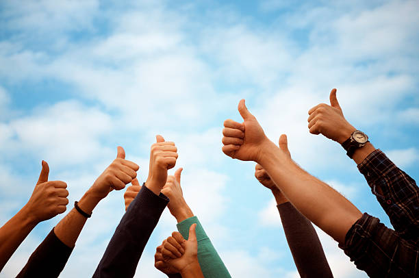 grupo de personas thumbs up blue sky.copy espacio - arms raised arms outstretched sky human arm fotografías e imágenes de stock