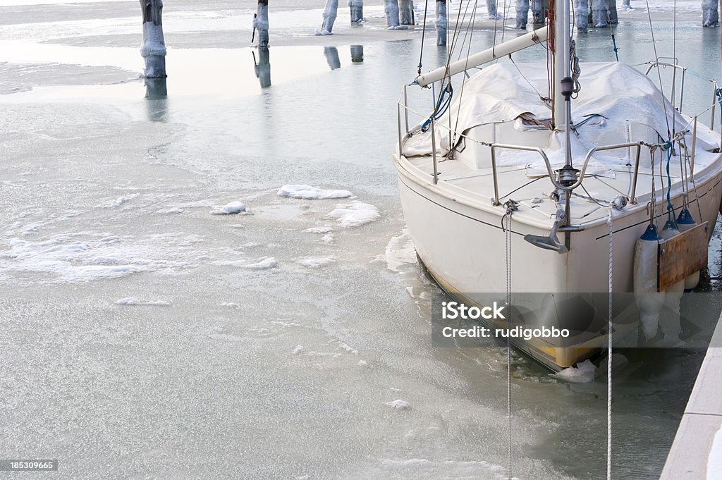 Être amarré à glace - Photo de Transport nautique libre de droits