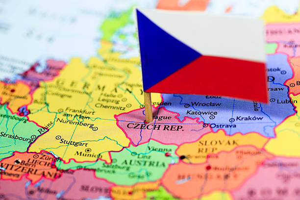 karte und flagge der tschechischen republik - tschechische flagge stock-fotos und bilder