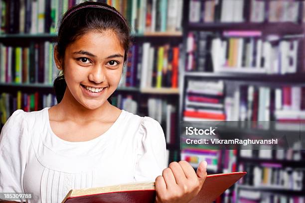 Photo libre de droit de Adolescente Indienne Fille Étudier Dans La Bibliothèque Détagère banque d'images et plus d'images libres de droit de Indien d'Inde