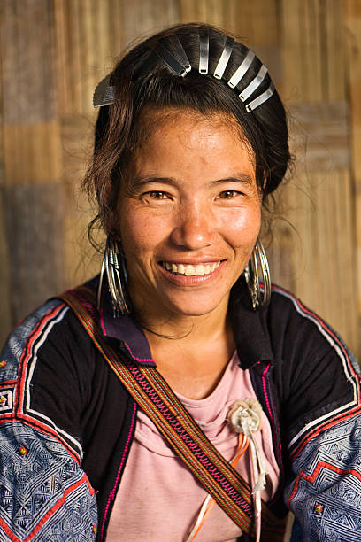 vietnamita minoria pessoas-mulher de preto hmong hill tribo - bac ha - fotografias e filmes do acervo