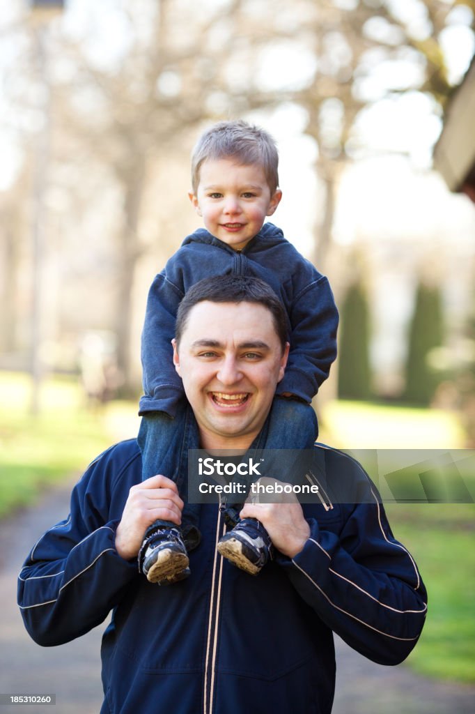 Junge Familie im park - Lizenzfrei Sweatshirt Stock-Foto