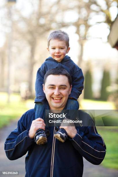 Junge Familie Im Park Stockfoto und mehr Bilder von Sweatshirt - Sweatshirt, Familie, Jungen