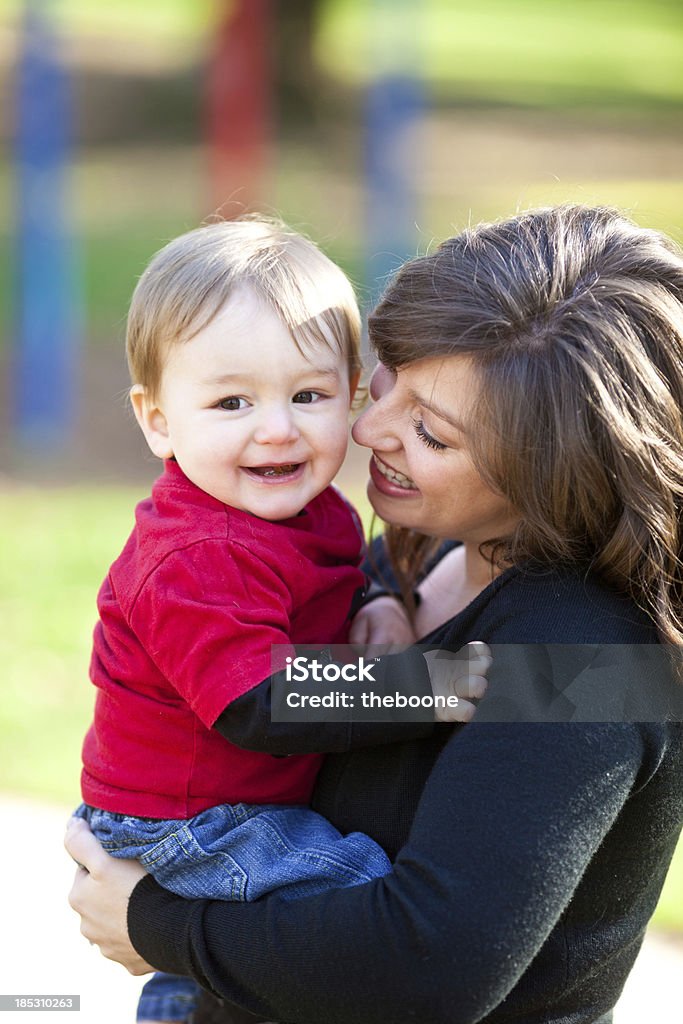 Młoda matka i syn w parku. - Zbiór zdjęć royalty-free (12-17 miesięcy)