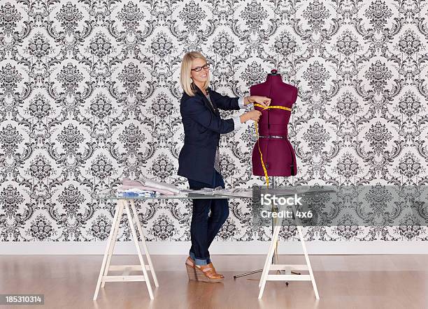 Modedesigner Ein Kleid Messen Stockfoto und mehr Bilder von Arbeiten - Arbeiten, Attraktive Frau, Bandmaß