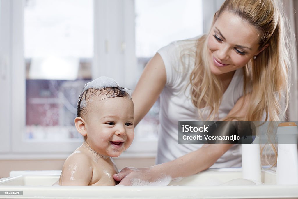 Mère et bébé dans la salle de bains - Photo de Bébé libre de droits