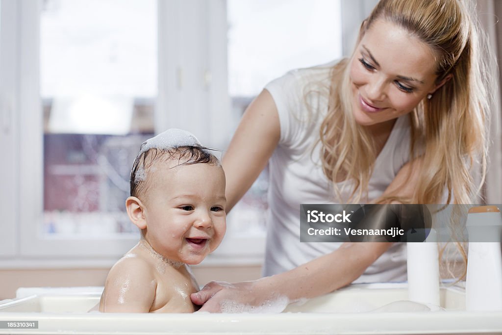 Мать и детская комната - Стоковые фото Младенец роялти-фри