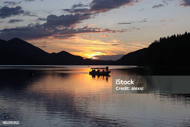 夕暮れの湖 - オーストリアのストックフォトや画像を多数ご用意 - オーストリア, ザルツカンマーグート, セーリング