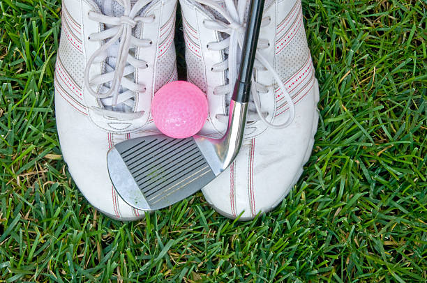 senhoras equipamento de golfe - golf women pink ball - fotografias e filmes do acervo