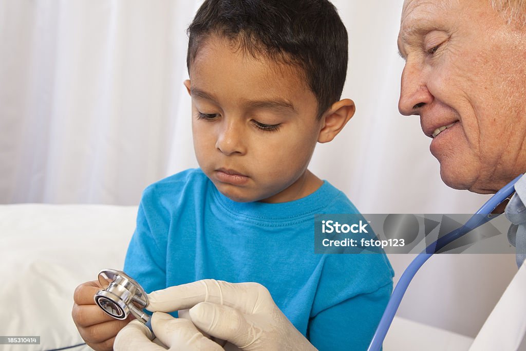 Lekarz z małą pacjenta, jego Stetoskop - Zbiór zdjęć royalty-free (4 - 5 lat)