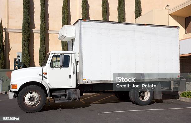 Camión De Reparto Foto de stock y más banco de imágenes de Camión de peso pesado - Camión de peso pesado, Cambio de oficina, Camión de las mudanzas