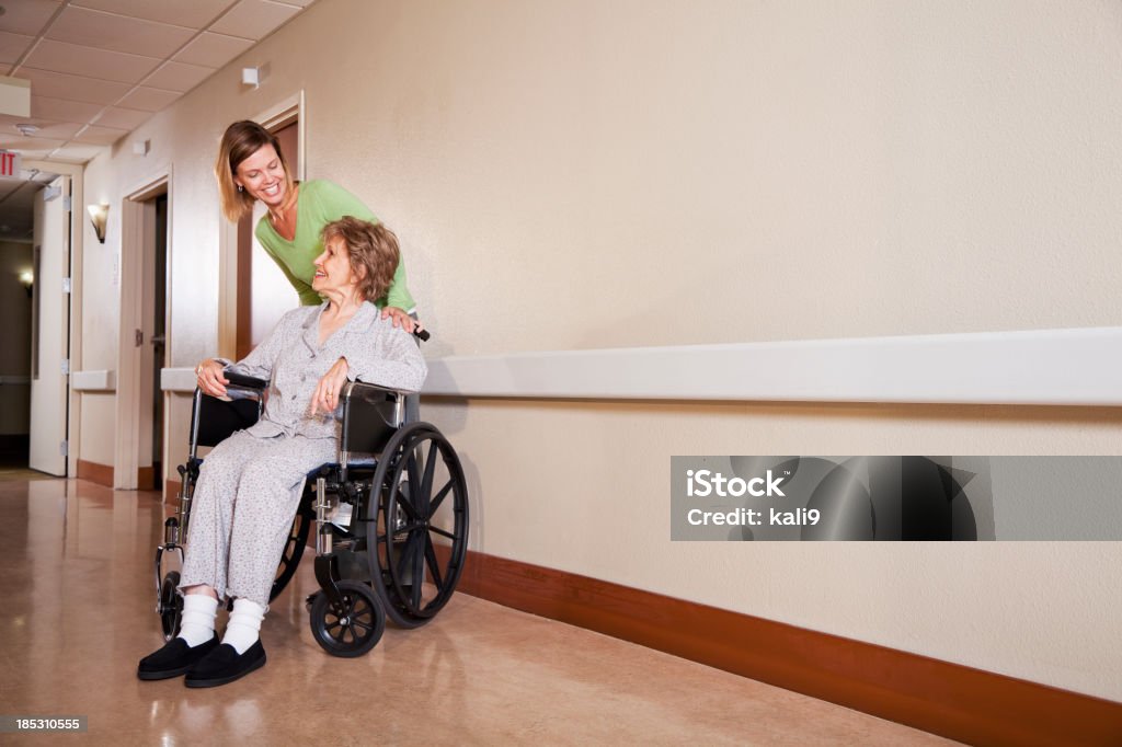 Женщина с пожилых мать в инвалидных креслах - Стоковые фото Коридор - Элемент здания роялти-фри