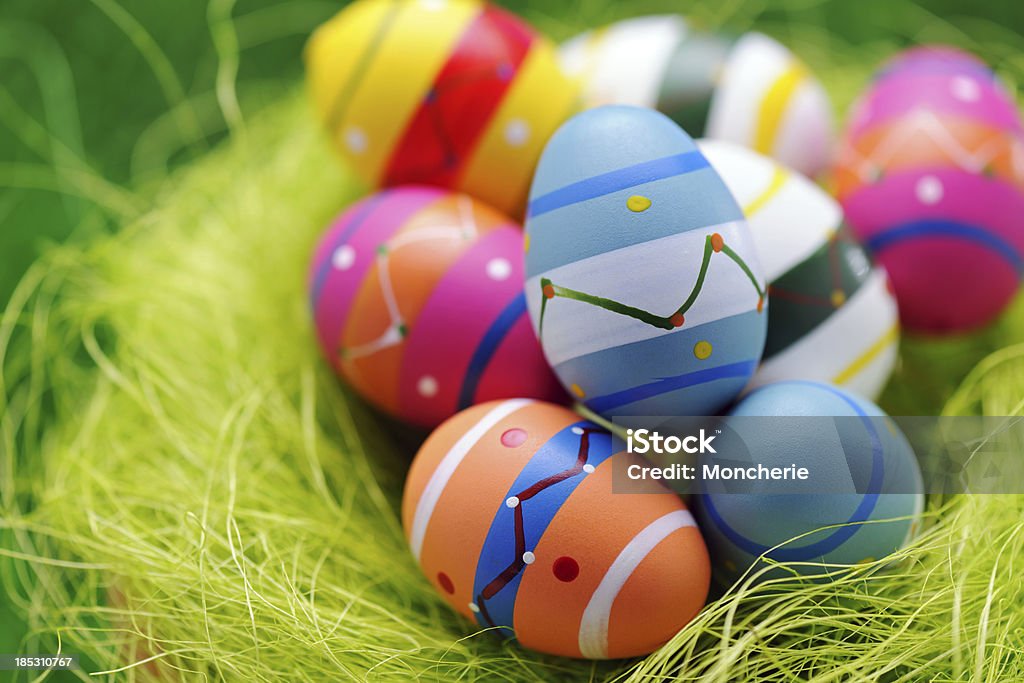 Bunte easter egg auf grünem Hintergrund nest - Lizenzfrei Bunt - Farbton Stock-Foto
