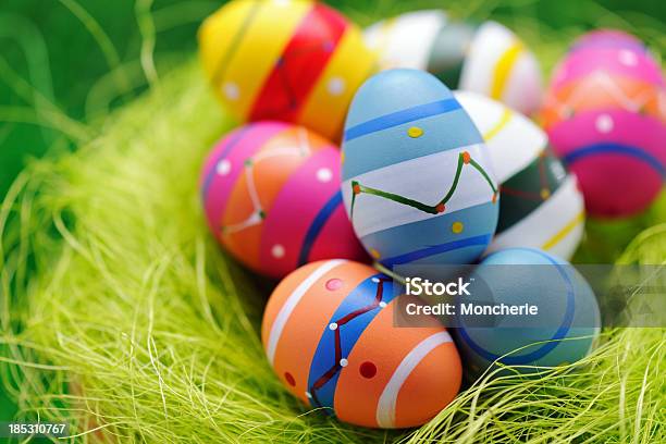 Coloridos Huevos De Pascua Sobre Fondo Verde Nest Foto de stock y más banco de imágenes de Acontecimiento - Acontecimiento, Aire libre, Arte