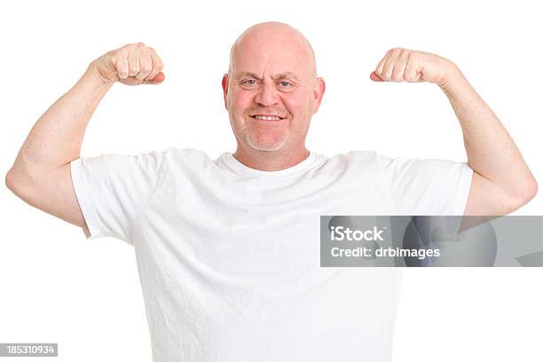 成熟した男性の屈曲 Arms - 男性のストックフォトや画像を多数ご用意 - 男性, Tシャツ, 力こぶを作る