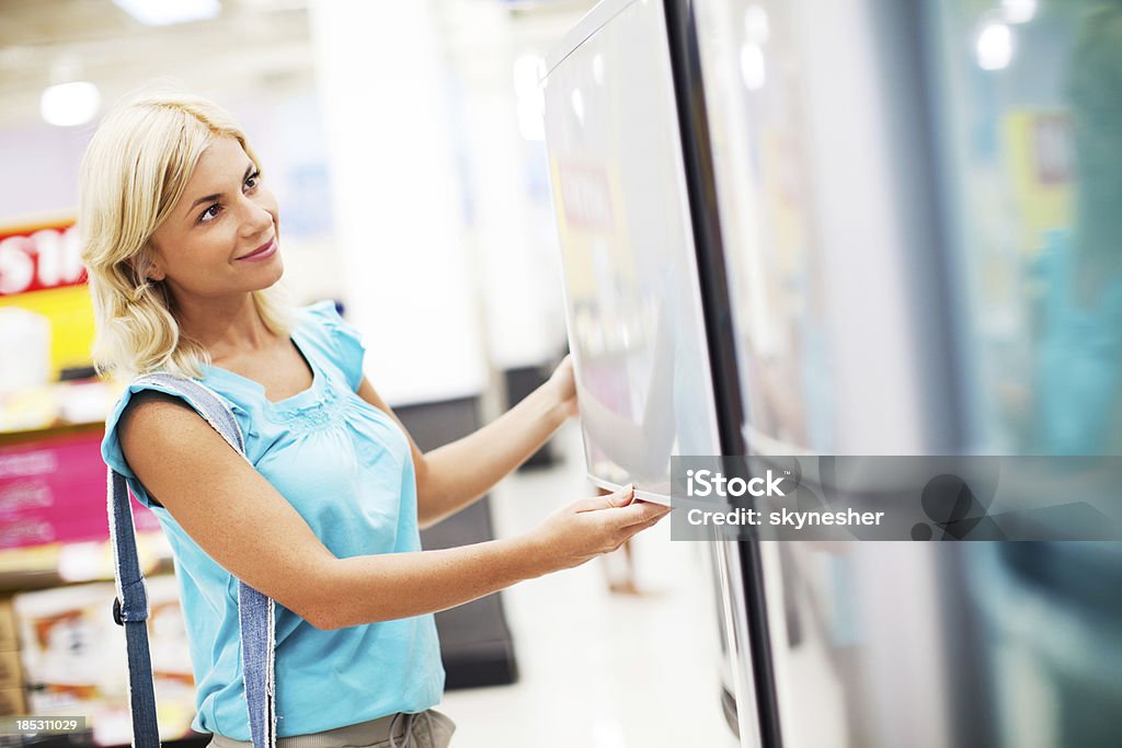 Femme dans un magasin acheter un réfrigérateur. - Photo de Réfrigérateur libre de droits