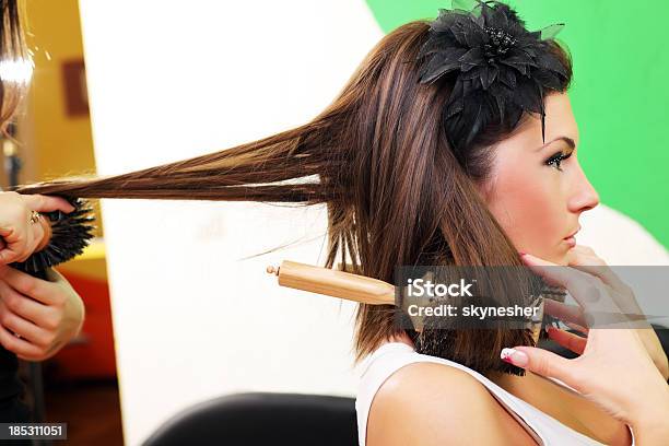 Photo libre de droit de Jeune Femme Faire Coiffure Au Salon De Coiffure banque d'images et plus d'images libres de droit de Brosser - Brosser, Sèche-cheveux, Accessoire pour les cheveux