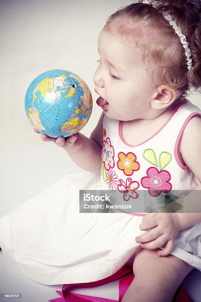 Adorable bébé jouer avec le monde - Photo de Bébé libre de droits