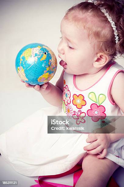 Allegro Bambino Giocando Con Il Mondo - Fotografie stock e altre immagini di Bebé - Bebé, 0-11 Mesi, 12-23 mesi