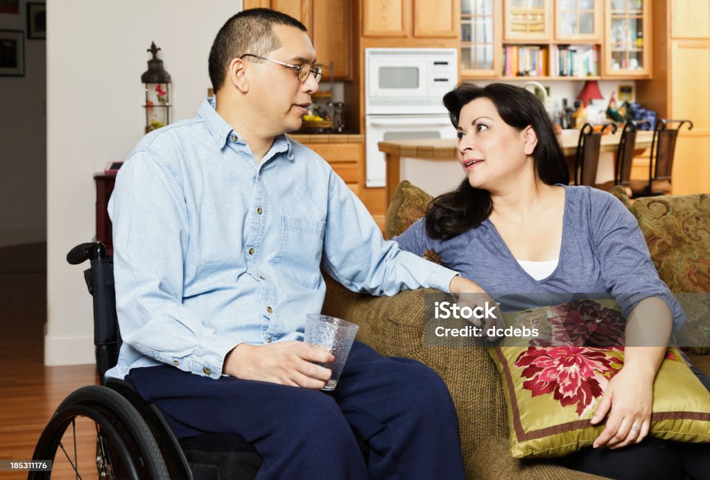 Personnes handicapées homme avec sa femme - Photo de Chaise roulante libre de droits